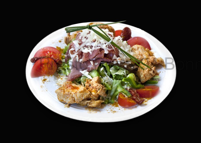 Salade verte, tomates, jambon de dinde, champignons, mas, poulet 
Vinaigrette et petit pain offerts.